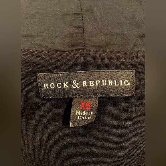 Jacket with zip pockets 🤐—Keep your chapstick safe at work! - Picture 4 of 5